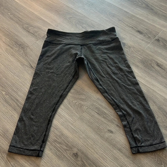 Lululemon gray Capri  length leggings size 8 - Picture 4 of 9